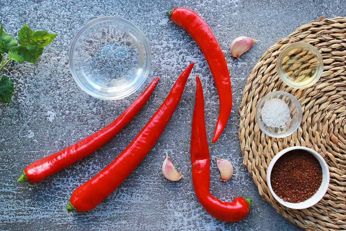 Vista de los ingredientes necesarios para hacer salsa sriracha *