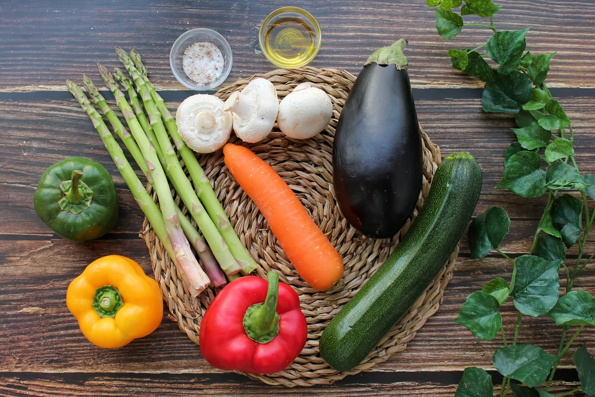 Vista de los ingredientes necesarios para hacer una parrillada de verduras *