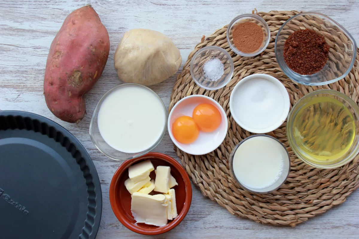 Vista de los ingredientes necesarios para hacer una tarta de boniato *