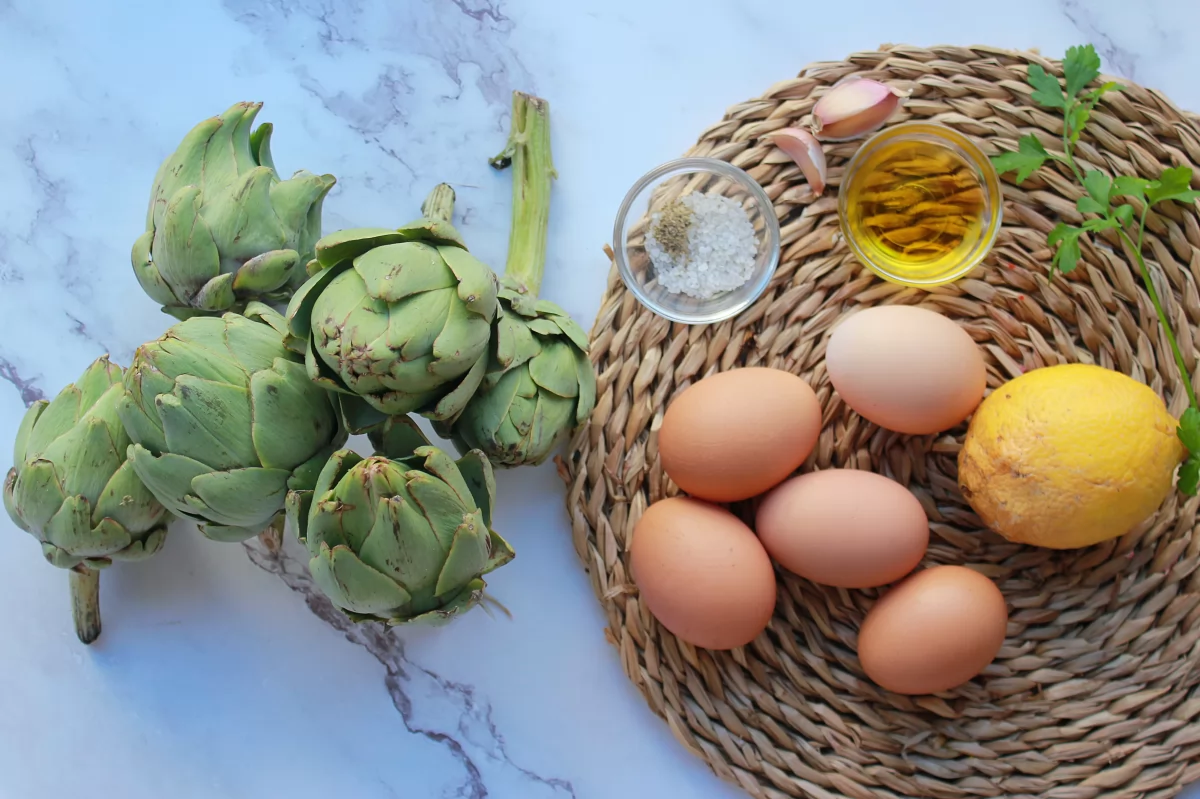 Vista de los ingredientes necesarios para hacer una tortilla de alcachofas *