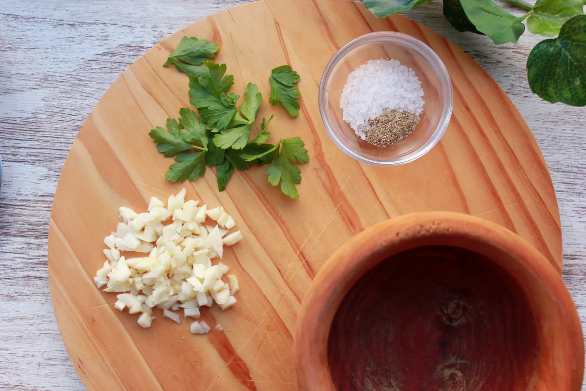 Vista de los ingredientes para hacer la picada de ajo y perejil *