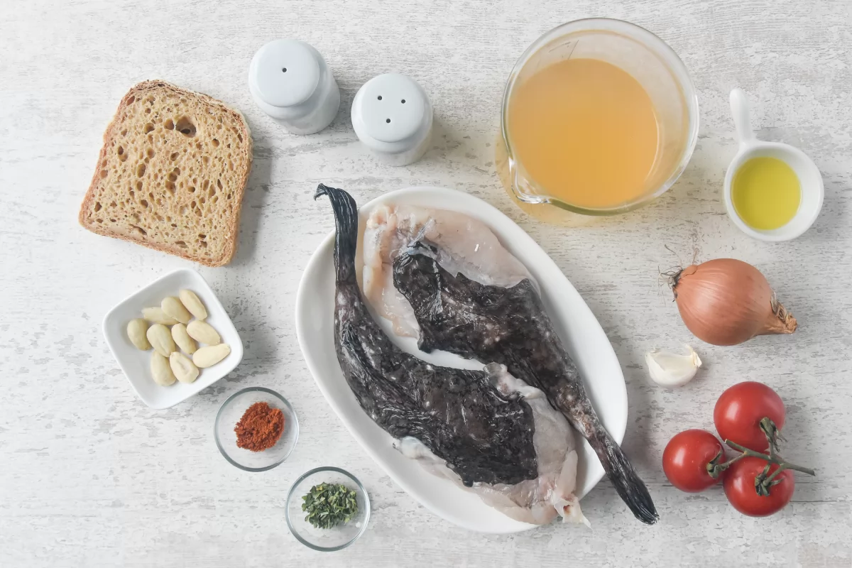 Vista de los ingredientes para hacer la sopa de rape *