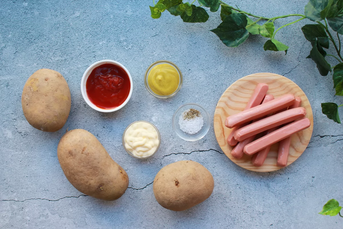 Vista de los ingredientes para hacer las salchipapas *