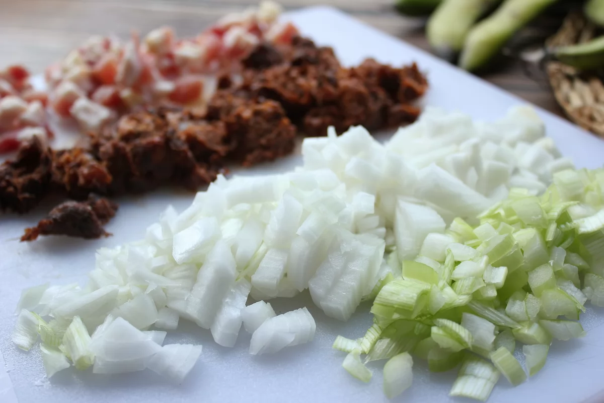 Vista de los ingredientes troceados para hacer las habas a la catalana