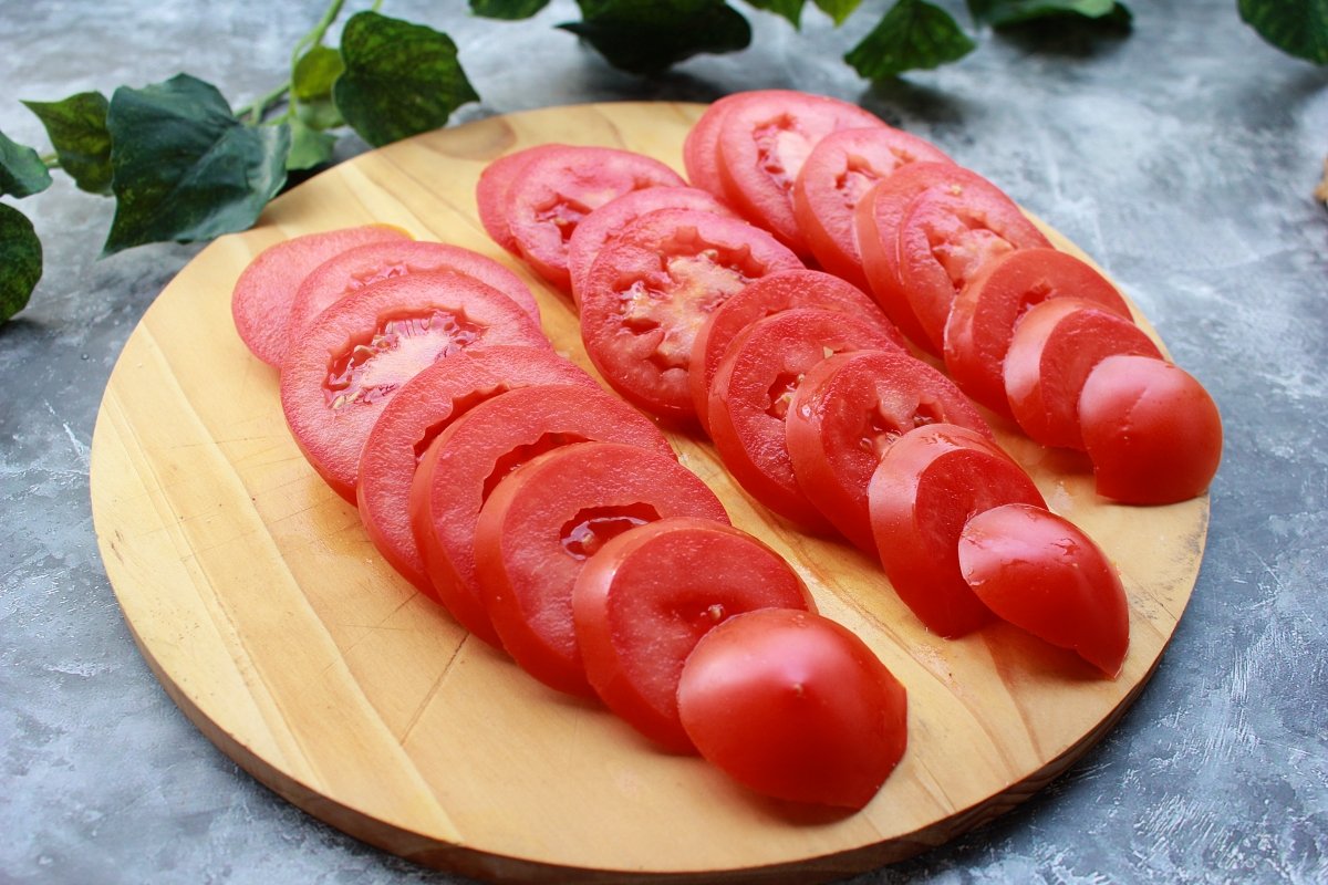 Vista de los tomates pera cortados en rodajas