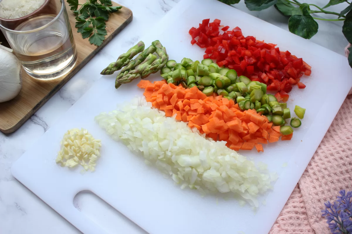 Vista de los vegetales troceados para el risotto *