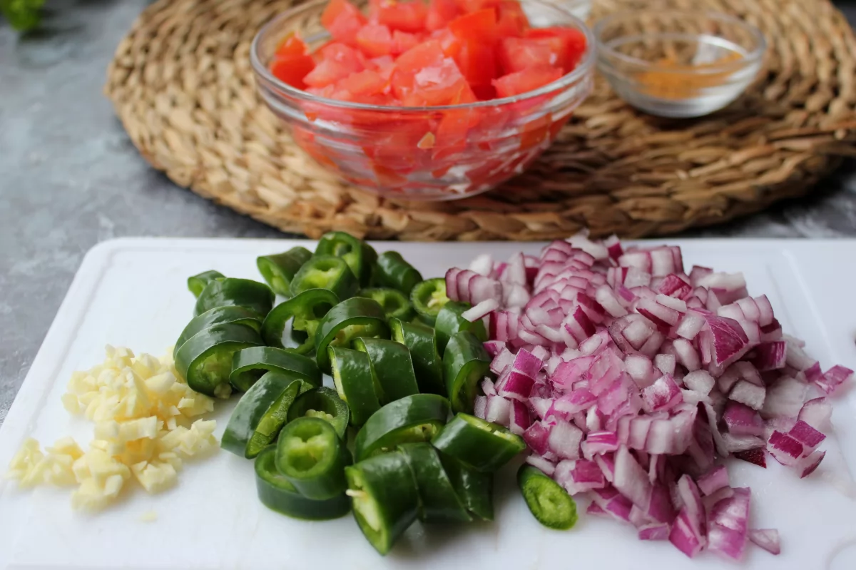 Vista de los vegetales troceados para hacer la salsa del bistec a la mexicana