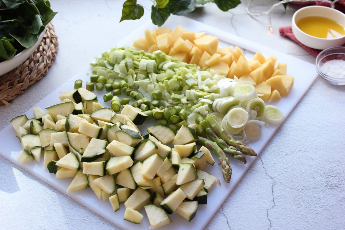 Vista de los vegetales troceados para rehogar