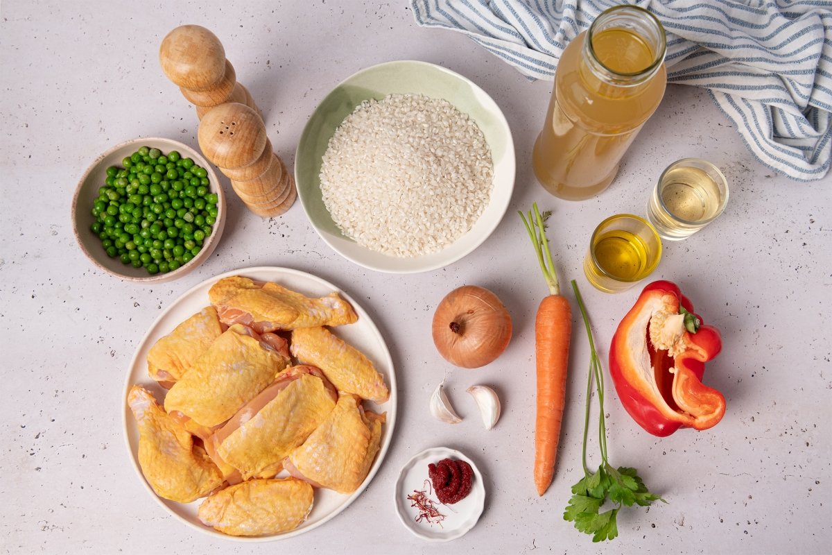 Vista de todos los ingredientes necesarios para elaborar arroz con pollo