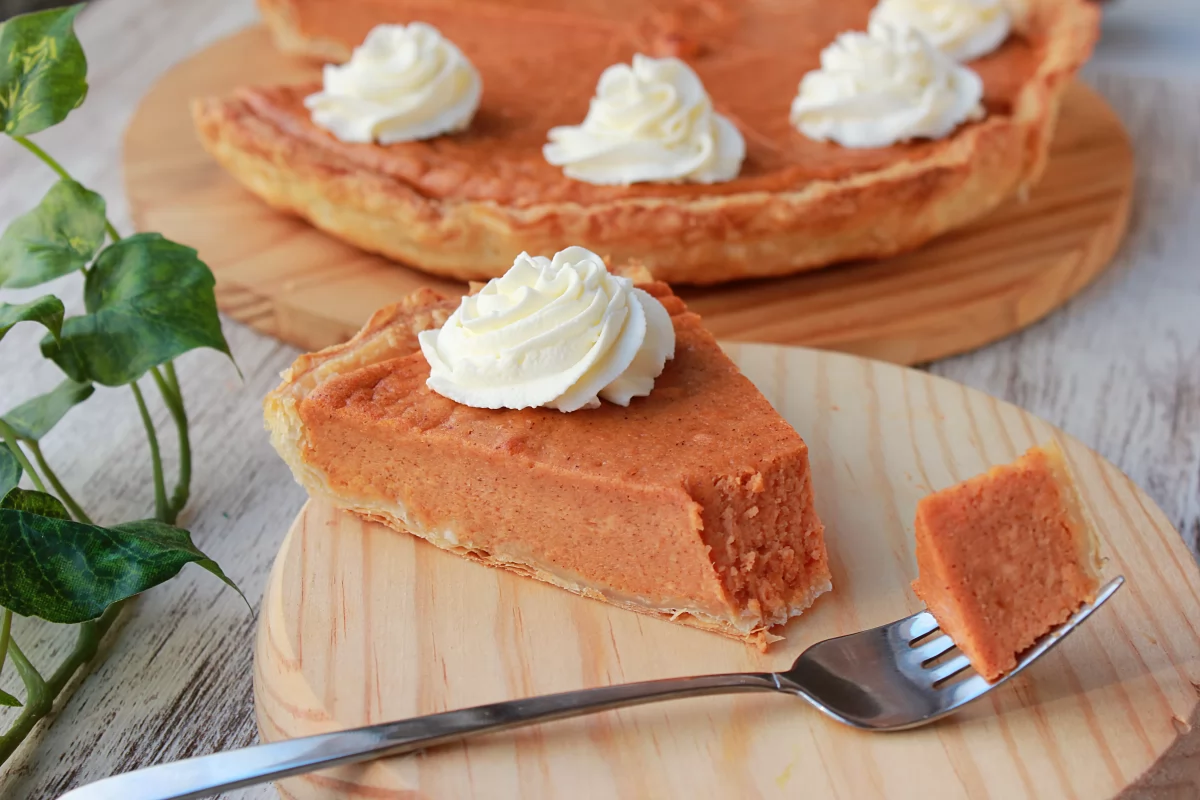 Vista de una porción de tarta de boniato *