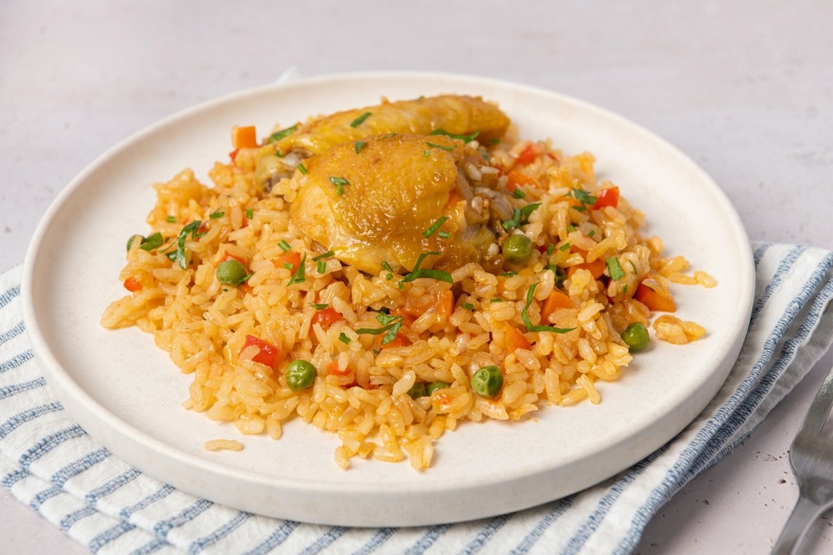 Vista del arroz con pollo recién hecho reposando antes de ser servido