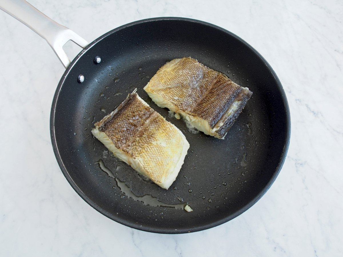 vista del bacalao una vez sellado y sobre papel de cocina para retirar el exceso de aceite