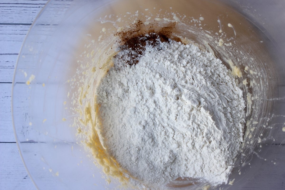 Vista del bol con la harina añadida, la canela y demás ingredientes para hacer galletas de canela an