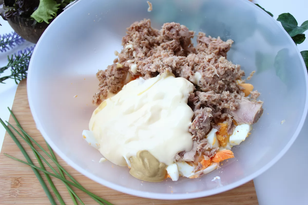 Ensalada de atún y huevo con mayonesa 4 Vista del bol con todos los ingredientes de la ensalada antes de integrar