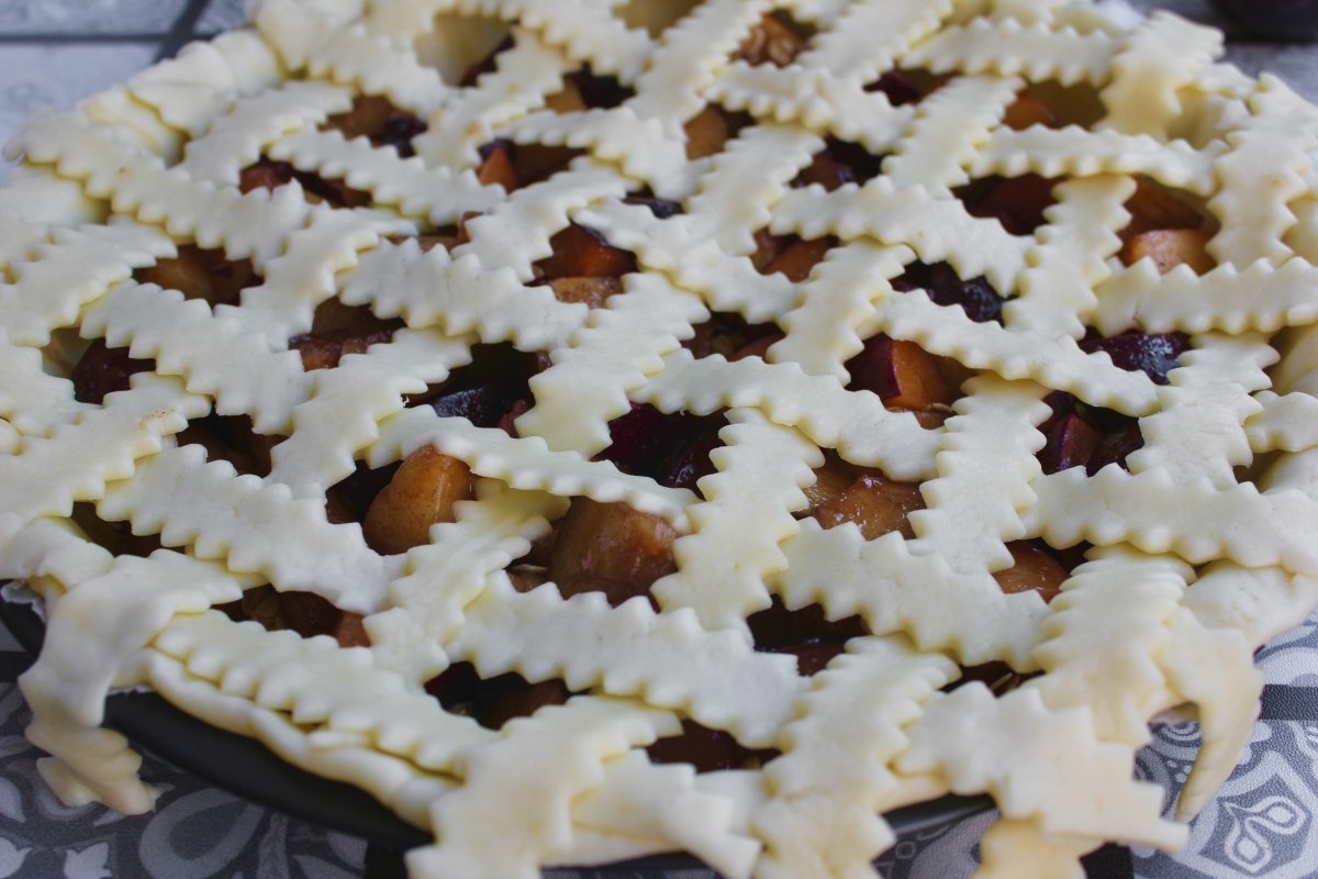 View of the lattice with the strips of shortcrust pastry