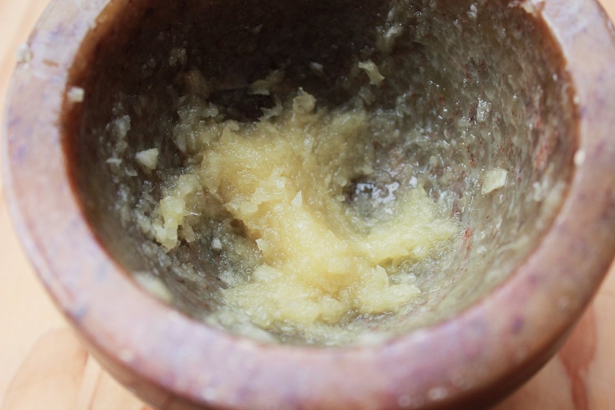 Vista del mortero con la pasta de ajo hecha