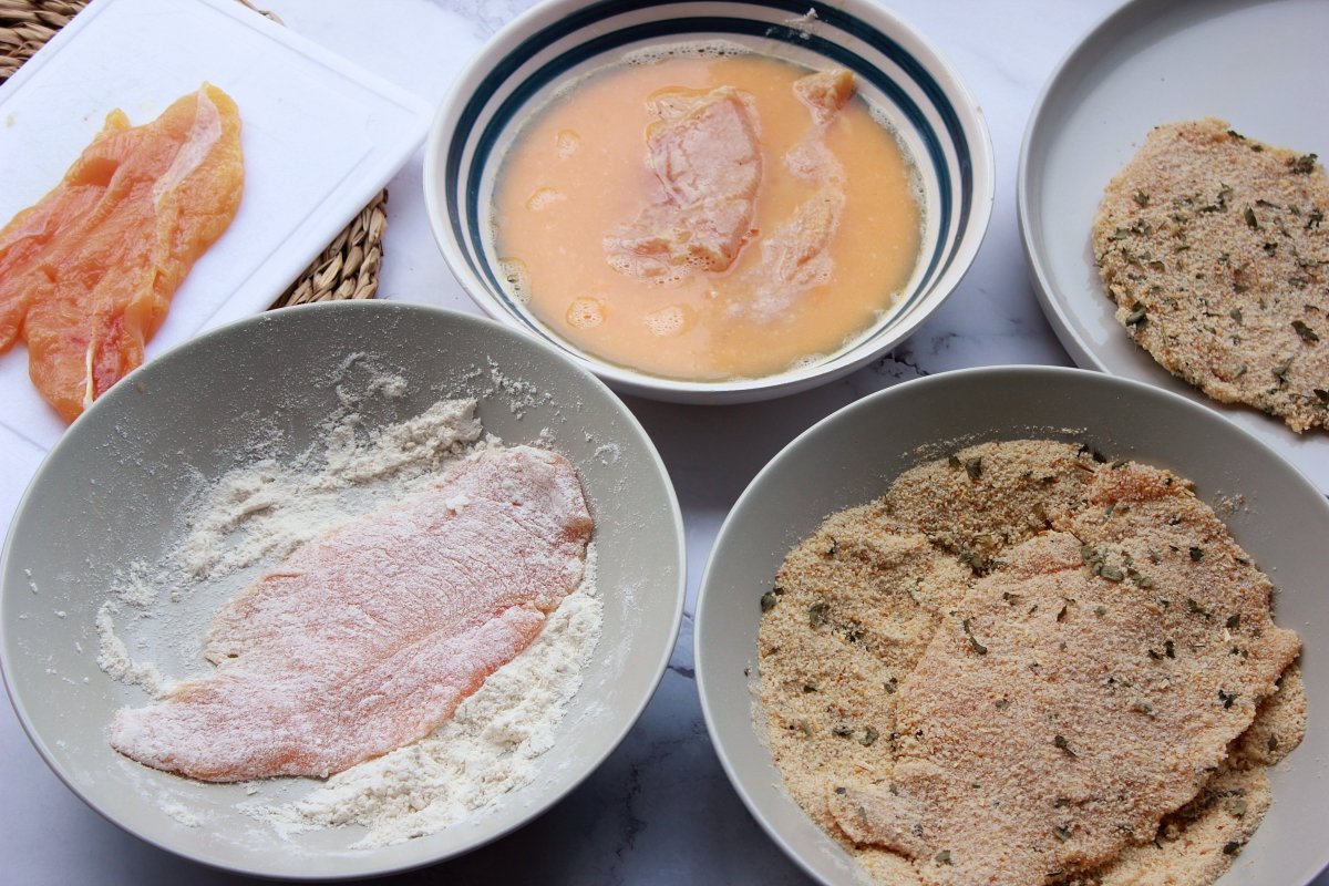 Vista del proceso de empanado de las milanesas de pollo