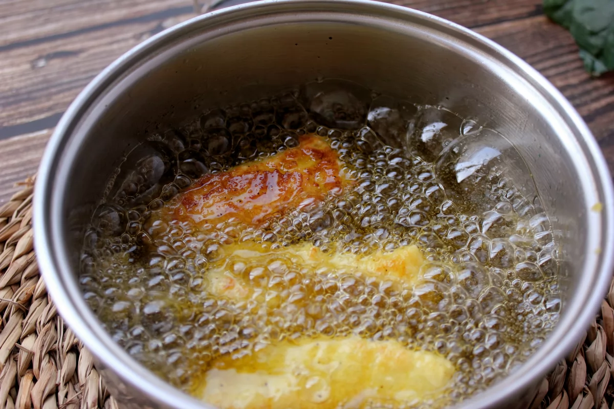 Vista del proceso de fritura del bacalao rebozado