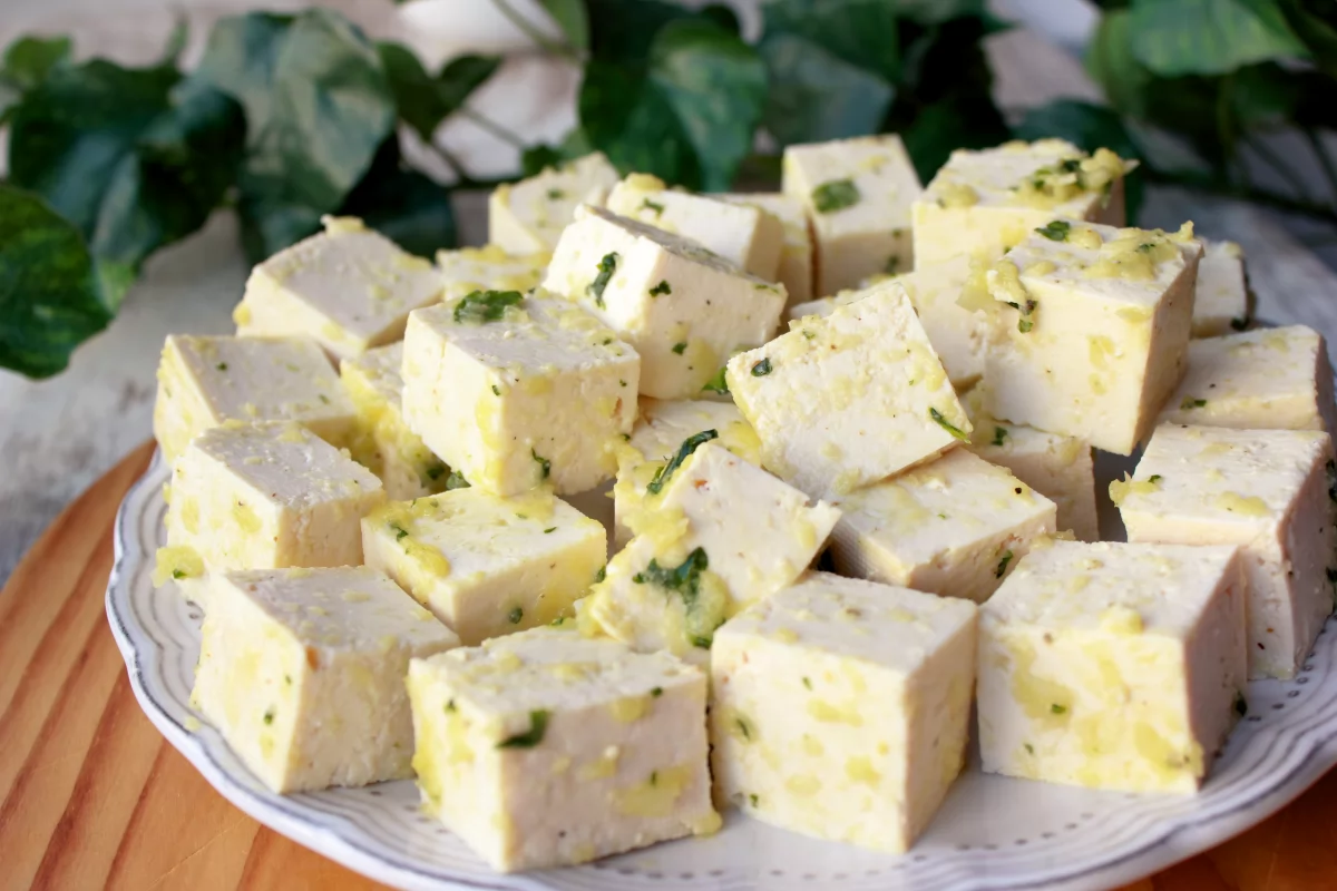 Vista del tofu cortado en dados y untado con la picada *