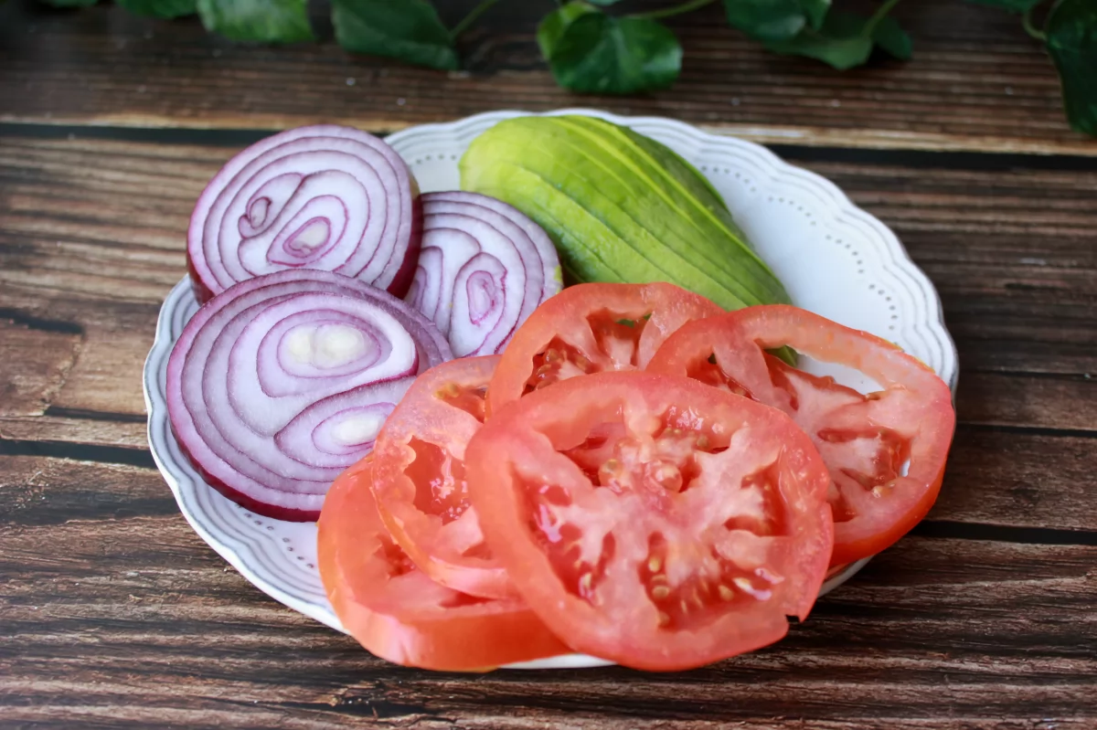 Vista del tomate, el aguacate y la cebolla troceada *