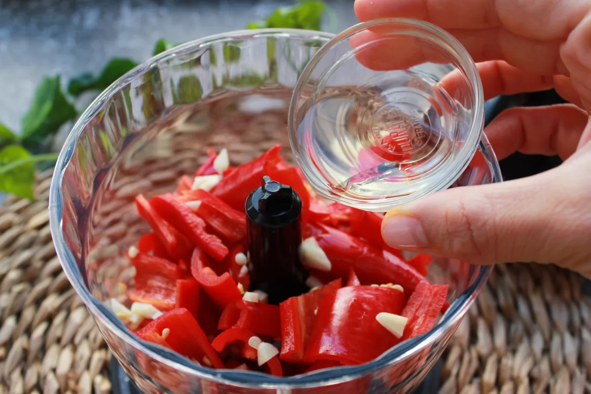 Vista del vaso con los vegetales troceados junto con el vinagre de arroz *