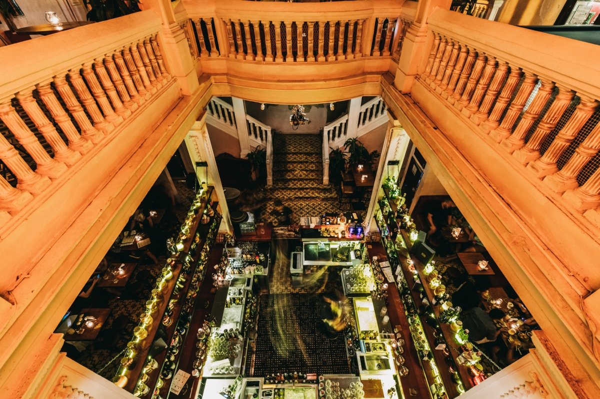 Vista interior de la coctelería Alquímico en Cartagena de Indias