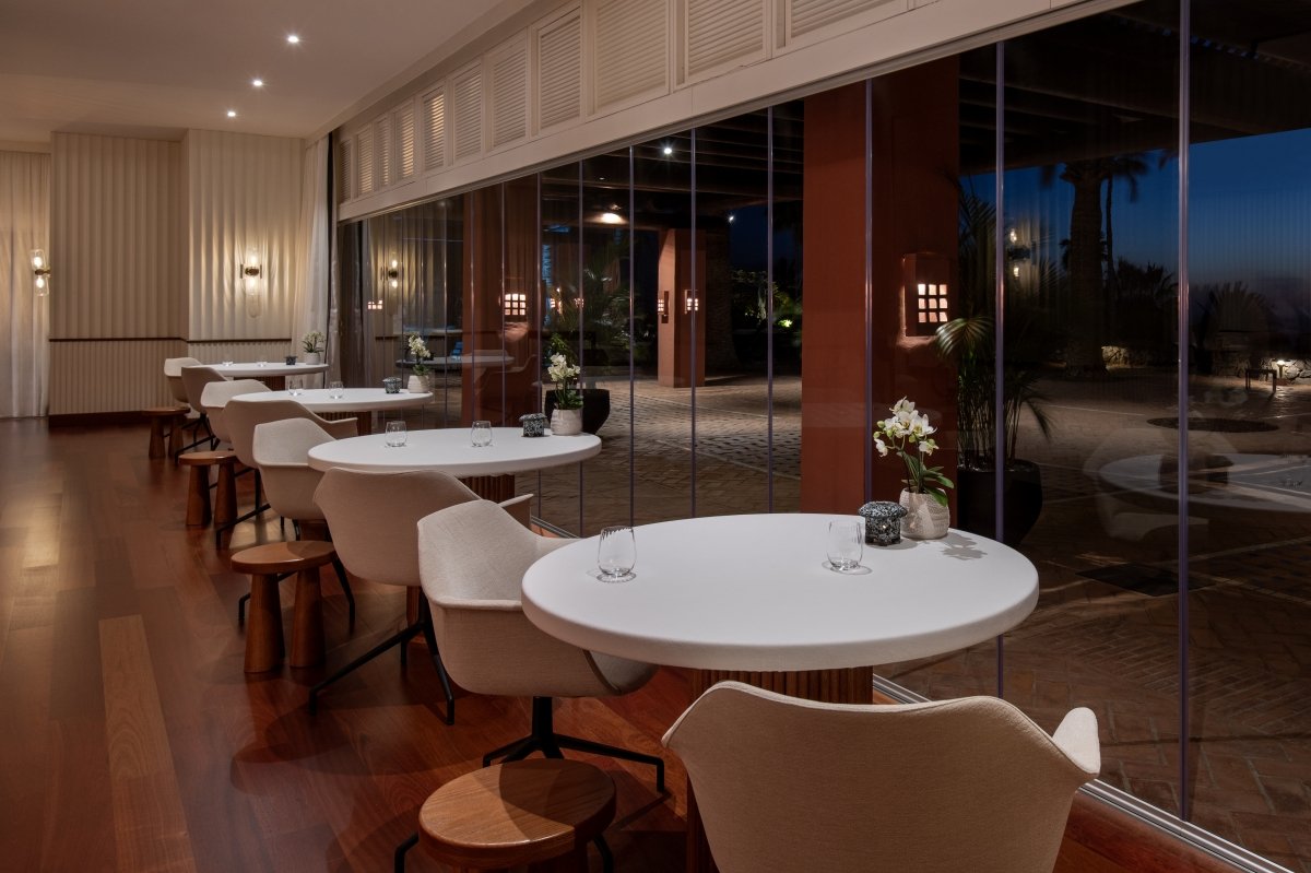 Vista nocturna del restaurante M.B. de Martín Berasategui en Tenerife