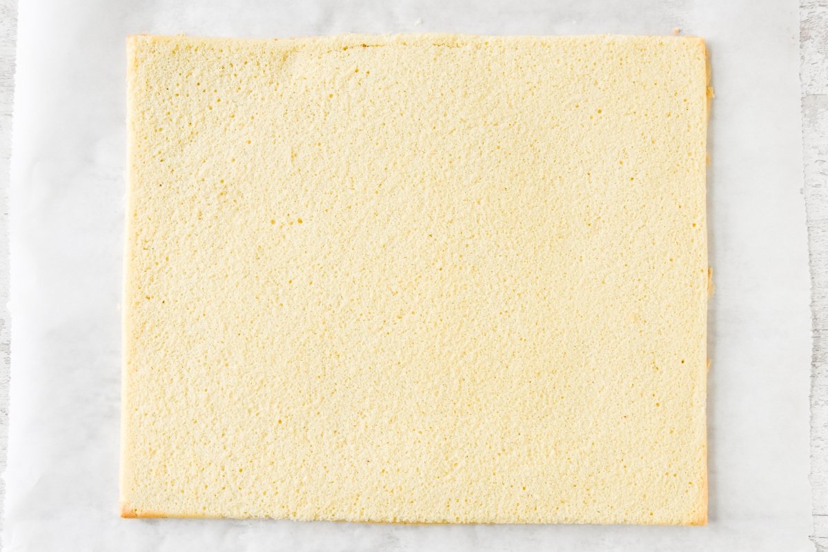 Volteamos el bizcocho sobre un nuevo papel de horno