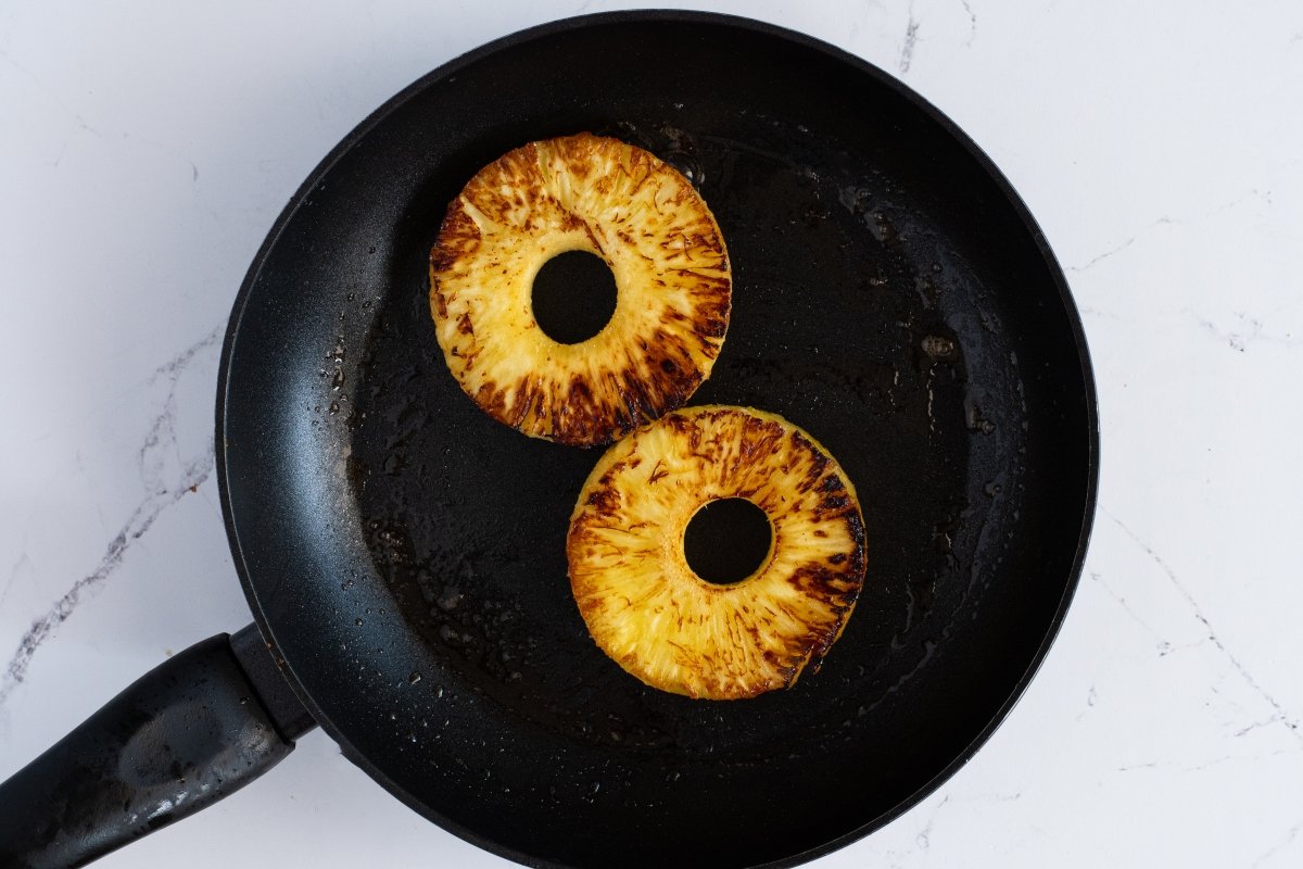 Volteamos la piña a la plancha