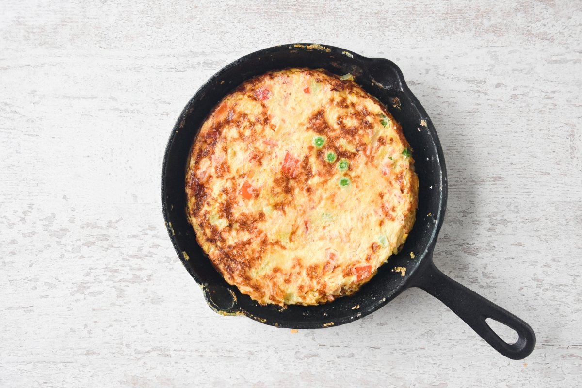 Volteamos la tortilla de verdura y cocinamos