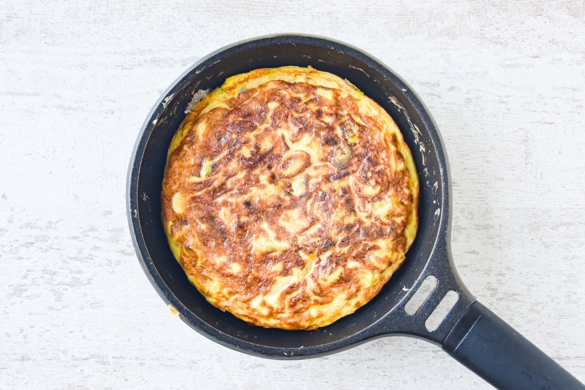 Volteamos y cuajamos la tortilla de puerros