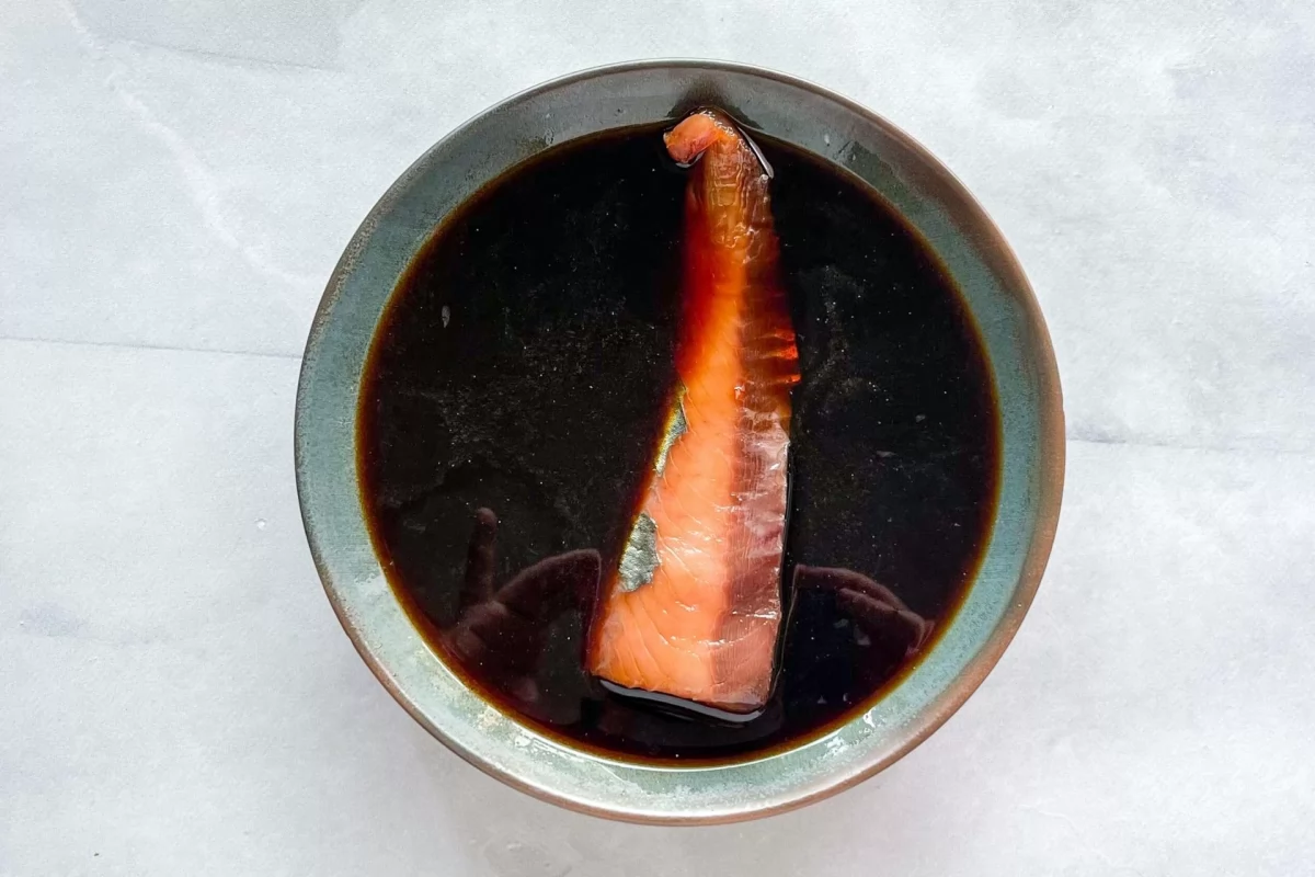 Tataki de bonito 4 Voltear el marinado para elaborar tataki