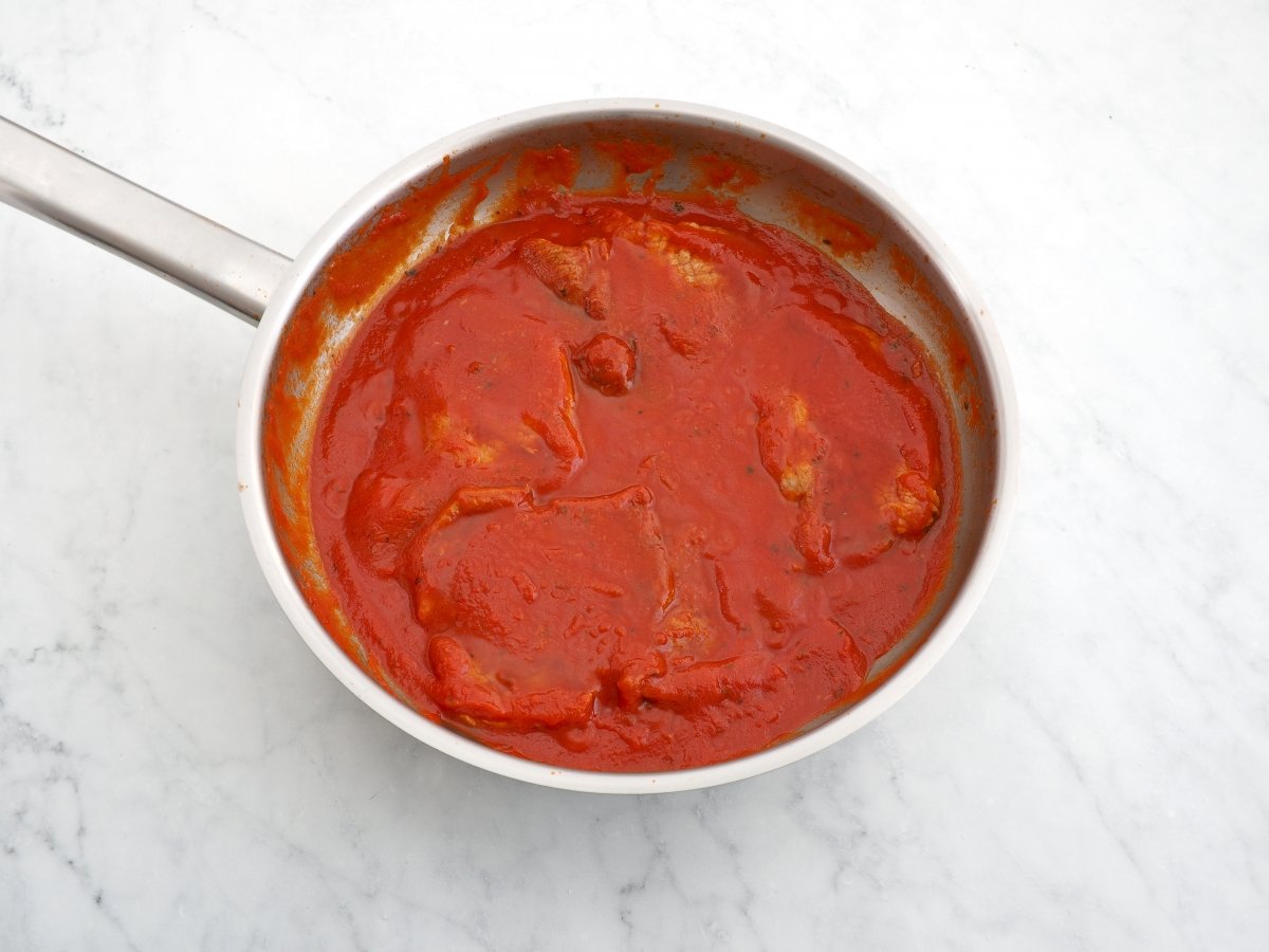 Voltear los filetes en la salsa