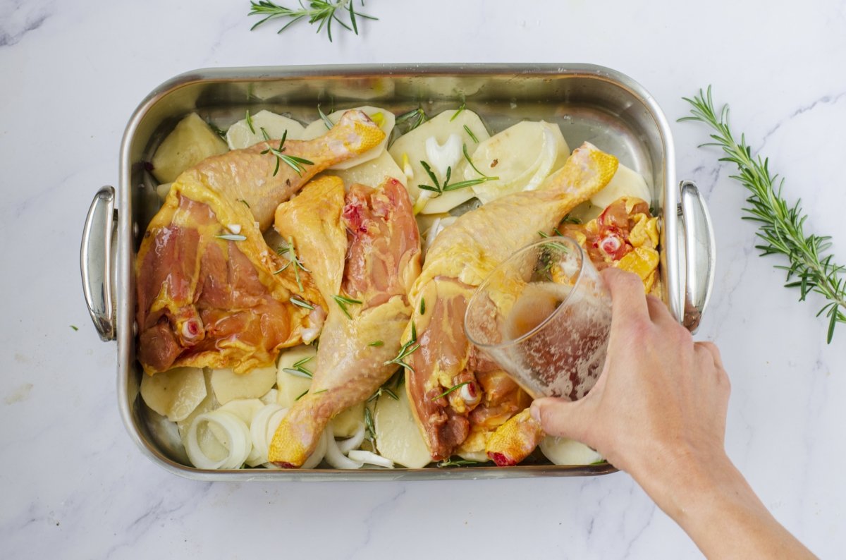 Volvemos a poner el pollo en la cazuela