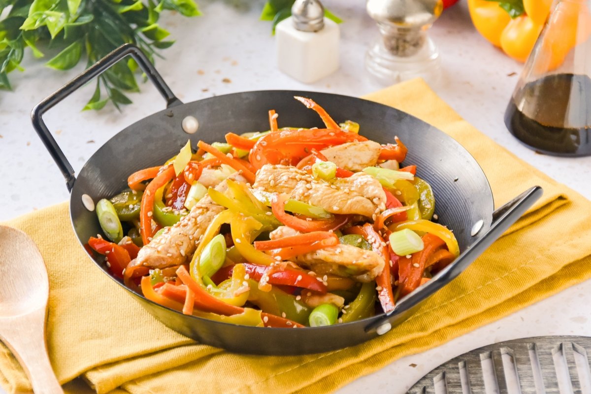 Wok de pollo con verduras casero