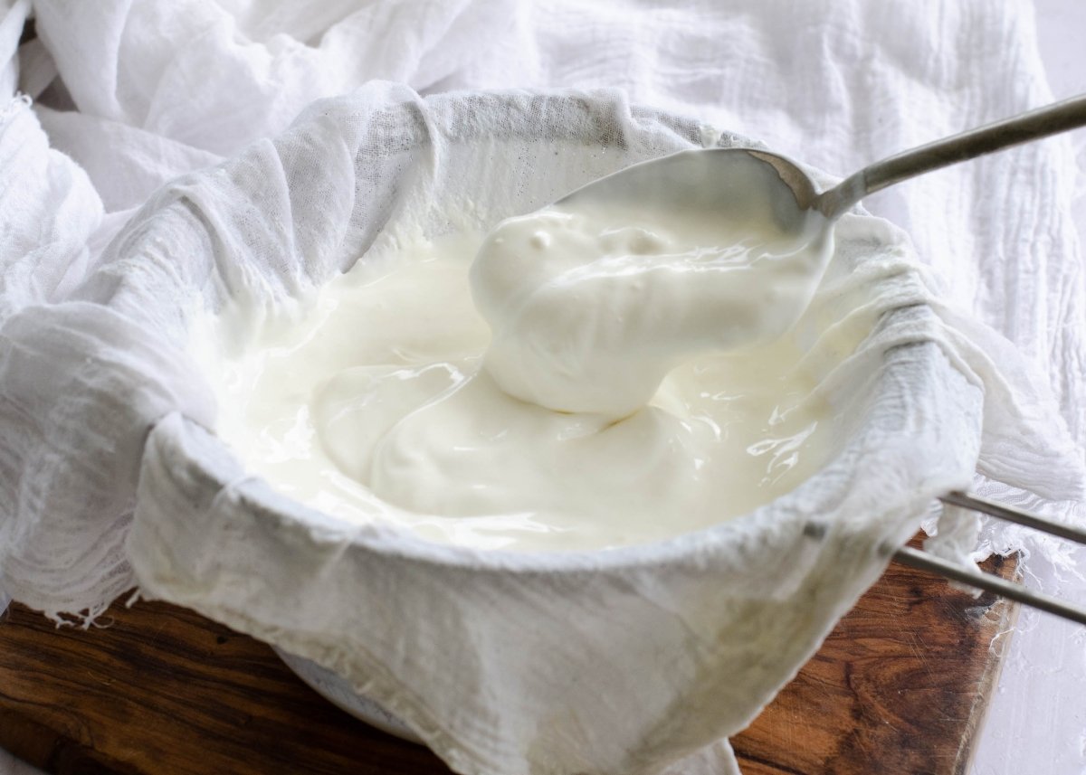 Yogur griego recién drenado