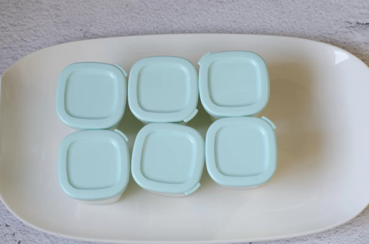 Yogures listos para enfriar en la nevera