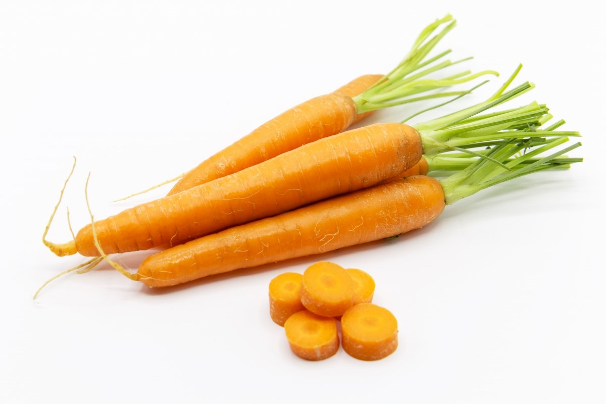 Zanahorias al natural y cortadas en rodajas para su consumo