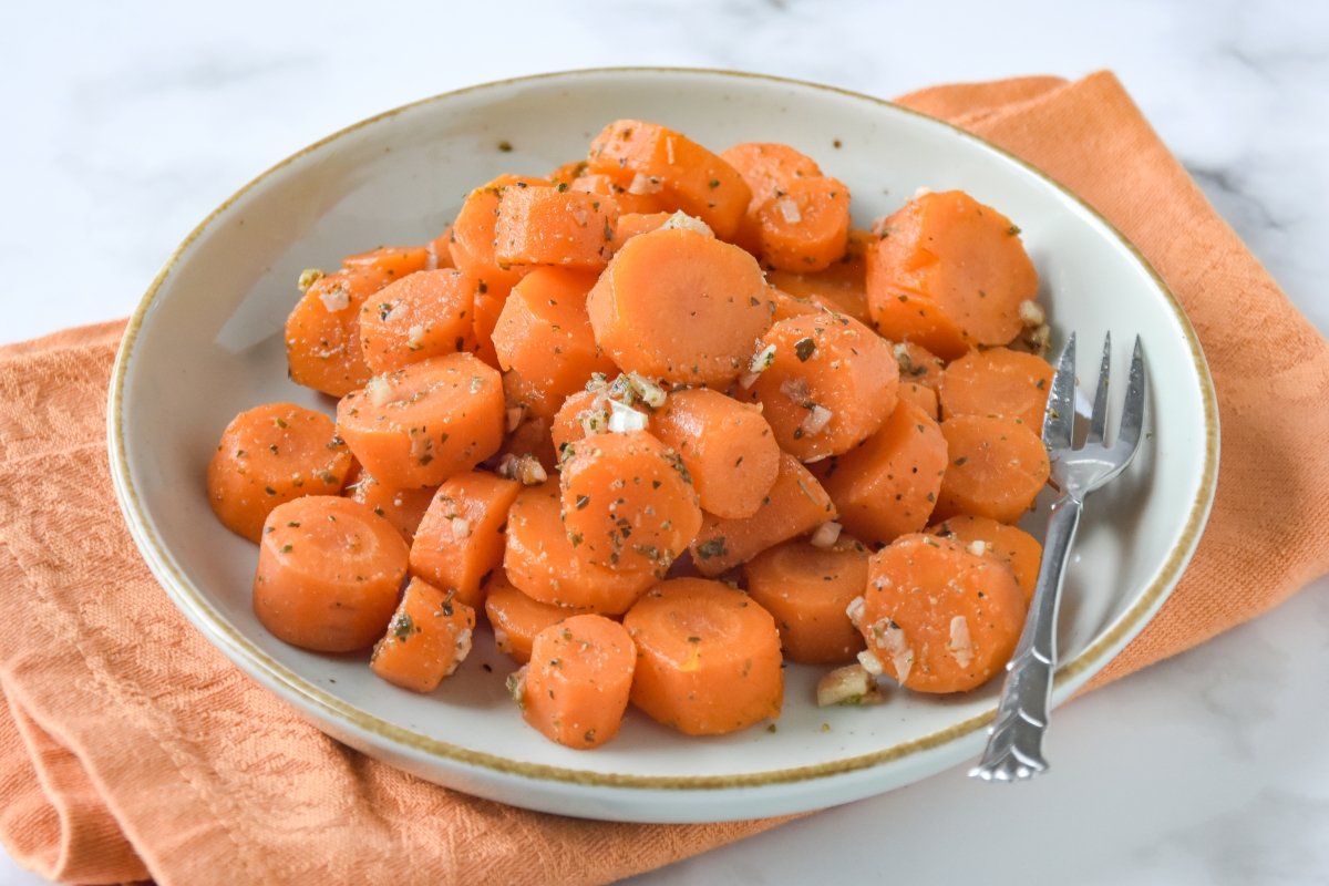 Zanahorias aliñadas listas para comer