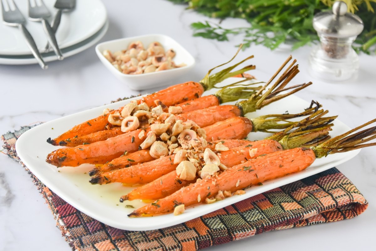 Zanahorias asadas con queso feta y aliño de aceitunas negras terminadas