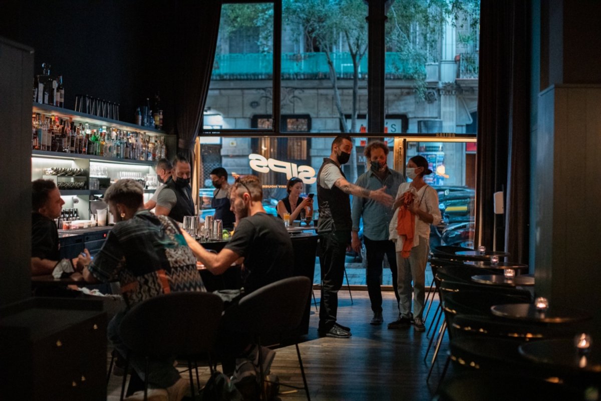 Zona de barra de la coctelería La Confitería de Barcelona