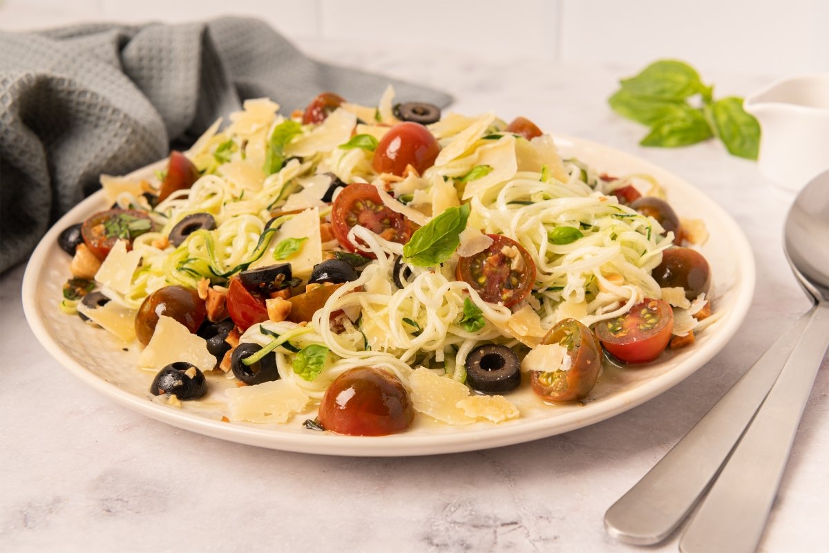 Zoodles de calabacín con tomatitos y aceitunas