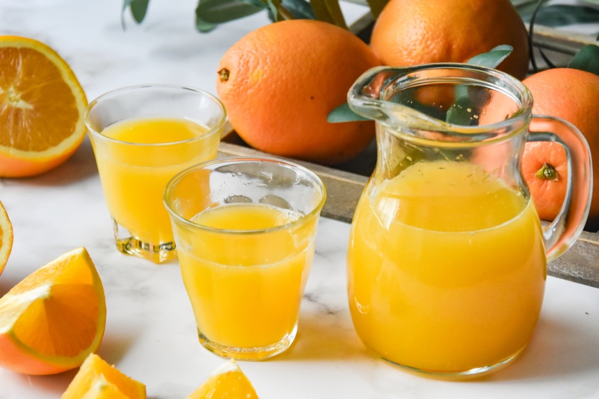 Zumo de naranja natural listo para servir