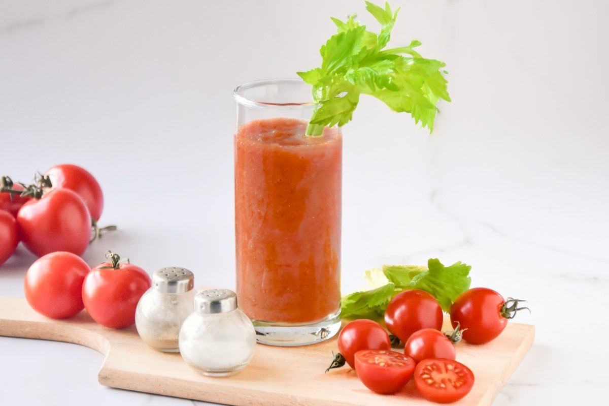 Zumo de tomate listo para degustar