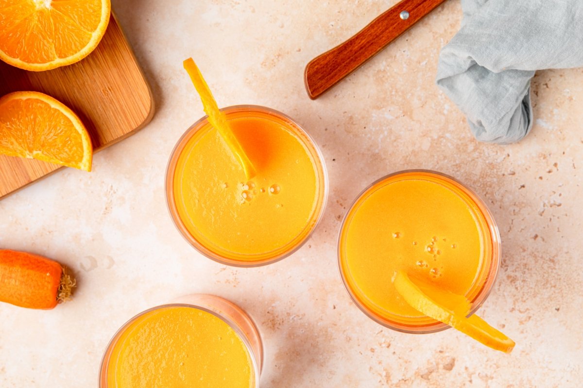 Zumo de zanahoria y naranja en vasos